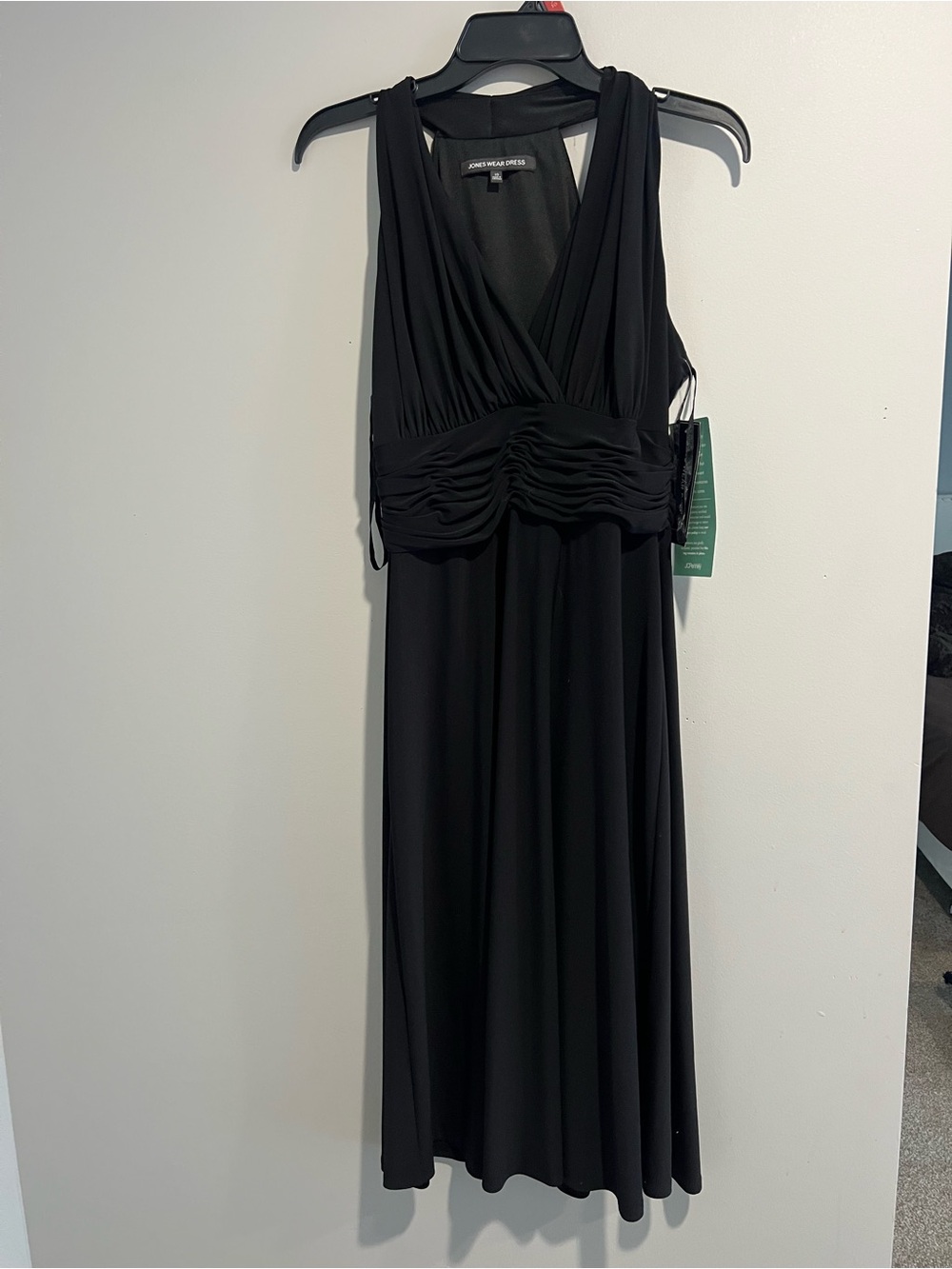 Jones Wear Black Sleeveless V-Neck Ruched-Waist Midi Dress